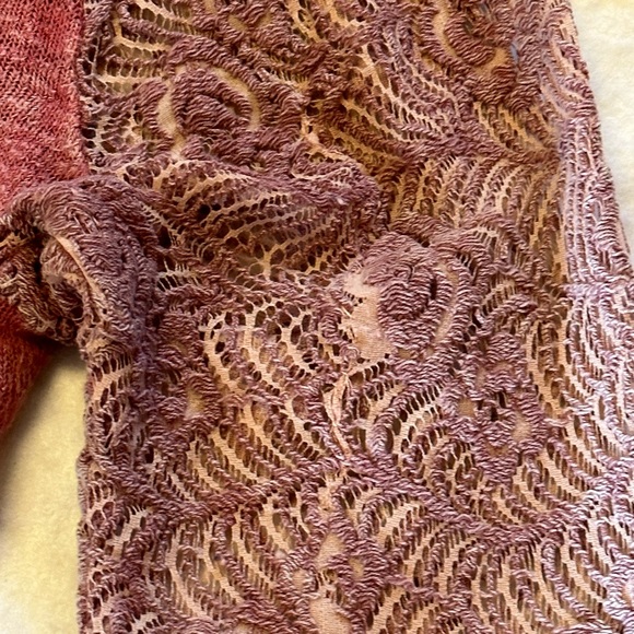 GIMMICKS BY BKE, BUCKLE Jeans Pink Mauve Washed Knit Lace Long Sleeve Top Sz XS - Picture 15 of 16